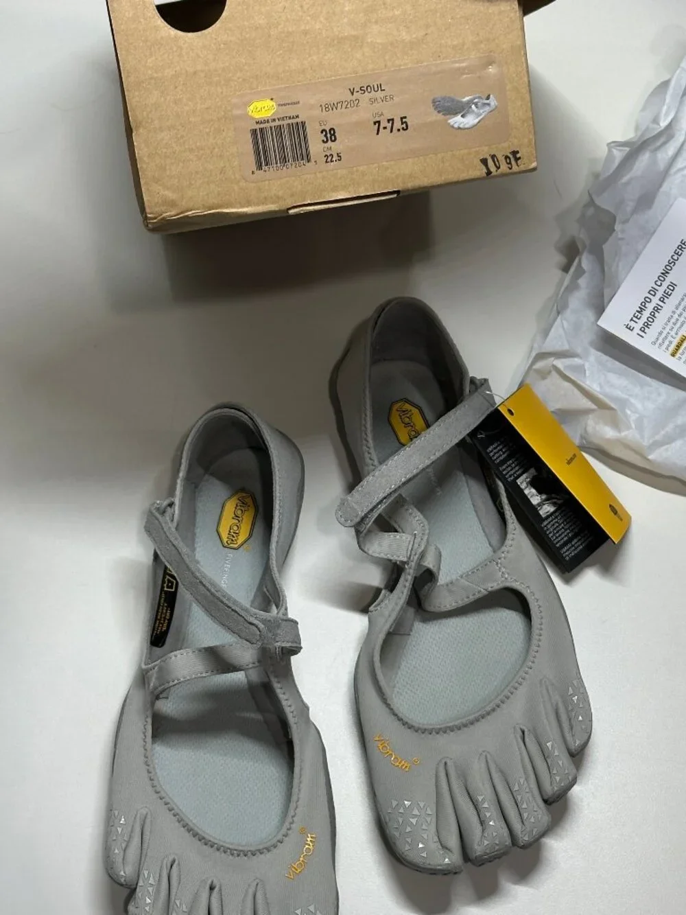 VIBRAM FIVEFINGERS V-SOUL SILVER 38 NWT